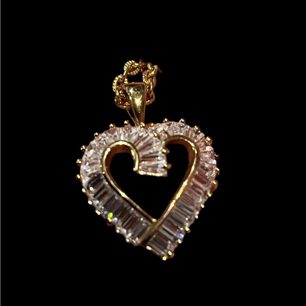 DBJ gold tone, heart pendant with rhinestone baguettes - Picture 2 of 9